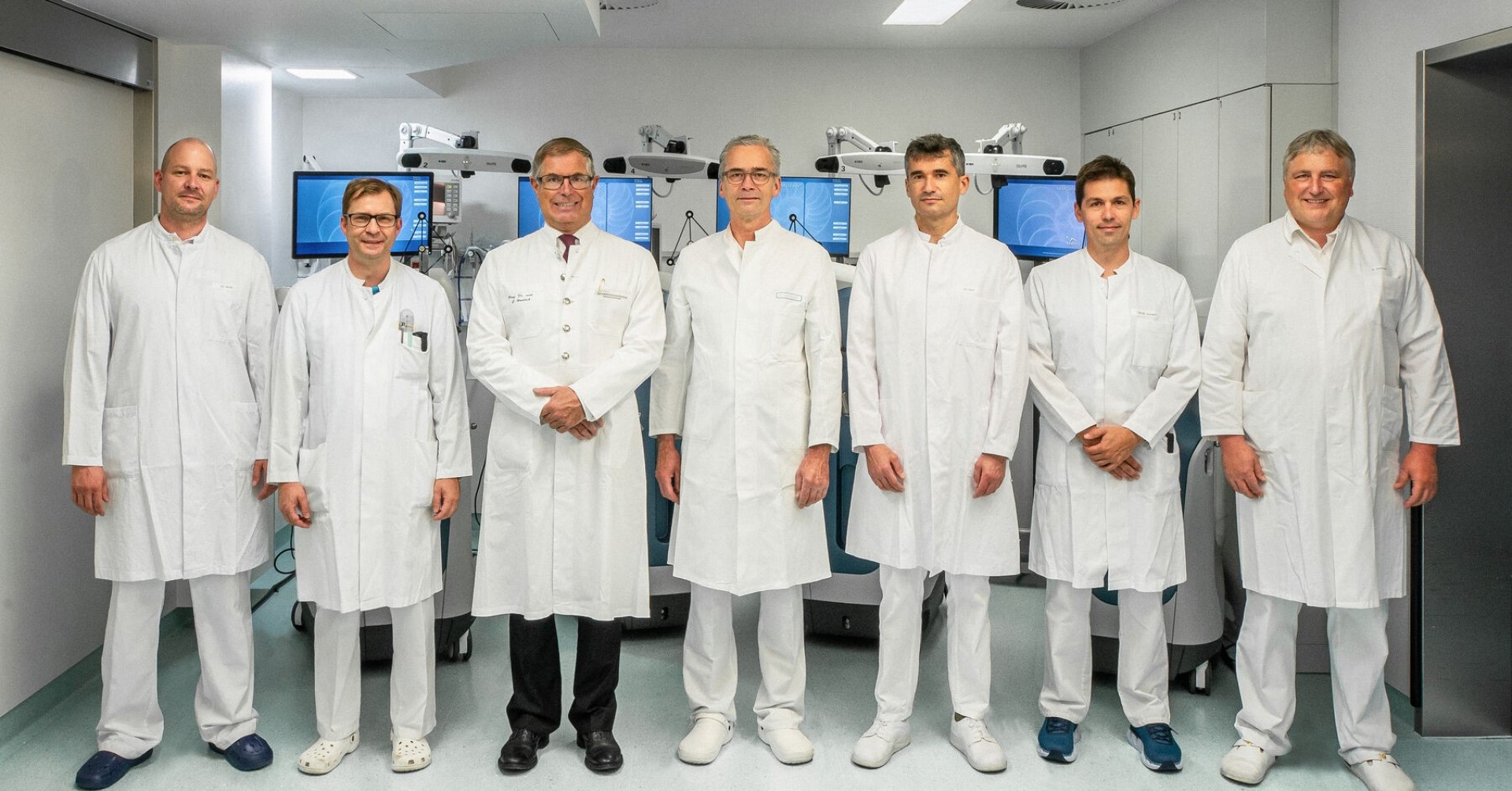 Chirurgenteam im Krankenhaus Gruppe von Chirurgen in einem modernen Krankenhaus